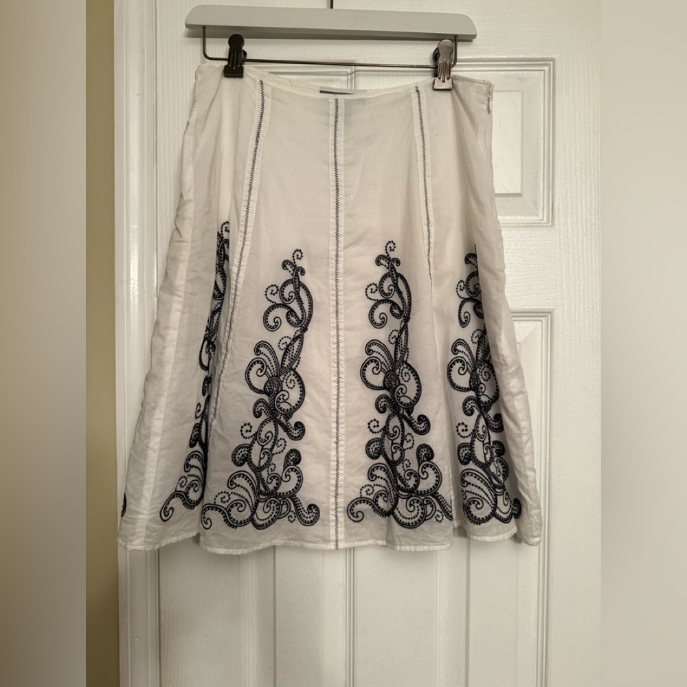 Ann Taylor Elegant White Black Embroidered floral 4 Skirt $89 Anthropologie